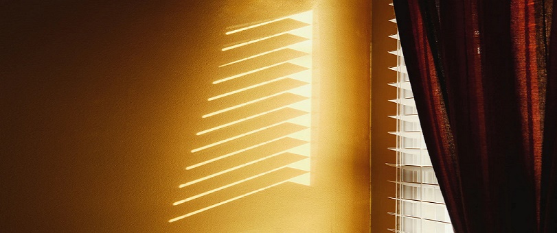 Clean window blinds